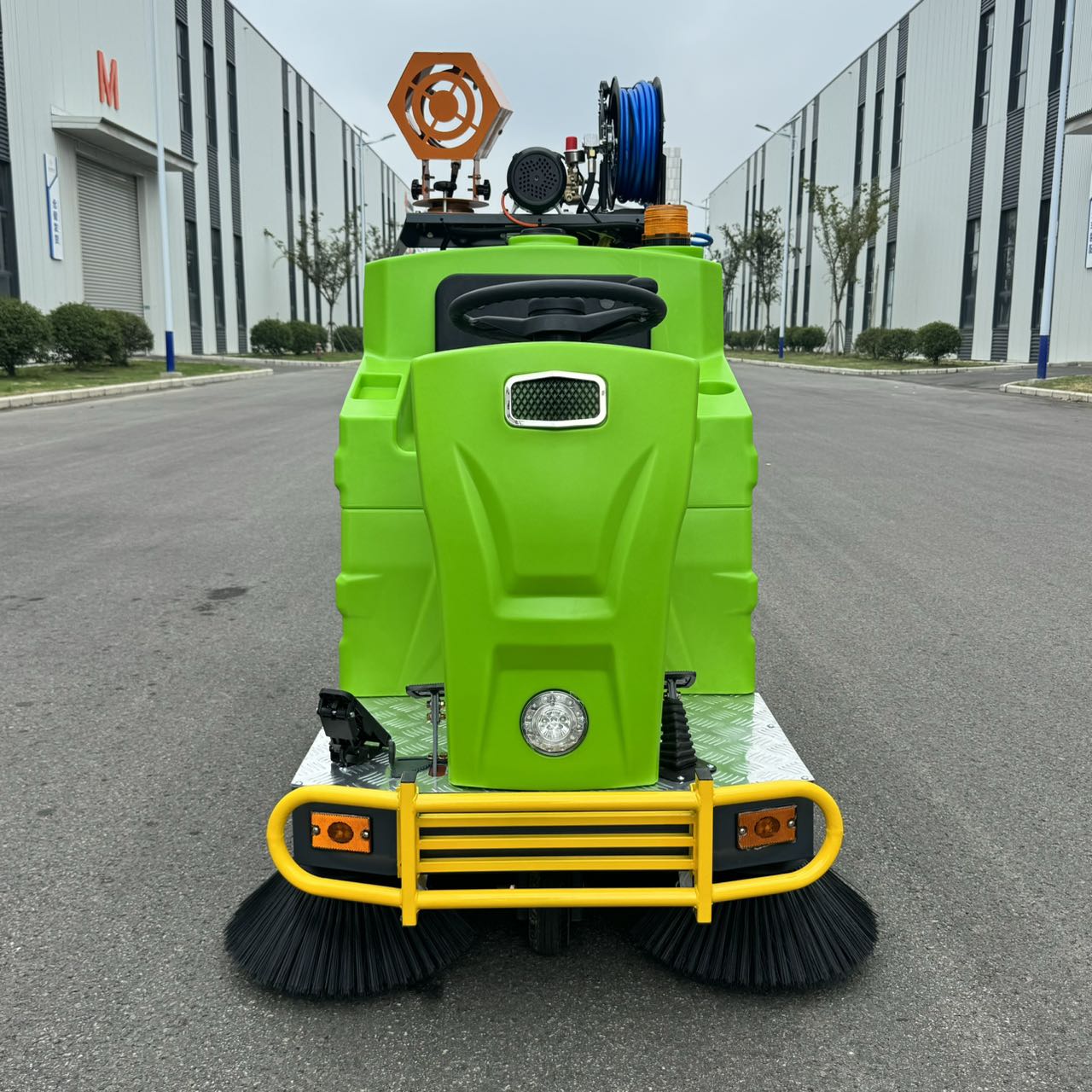 SP三朋1200Plus驾驶式扫地车  多功效灰尘清扫车
